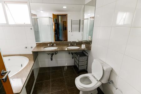 Apartamento à venda com 256m², 4 quartos e 4 vagasBanheiro da Suíte 3