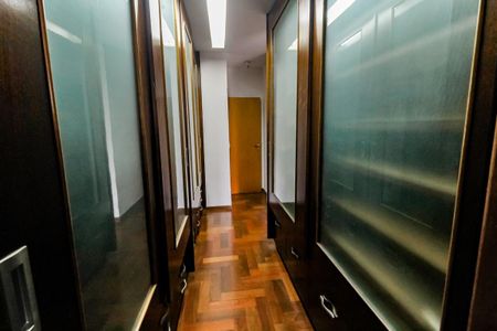 Apartamento à venda com 256m², 4 quartos e 4 vagasCloset da suíte 3