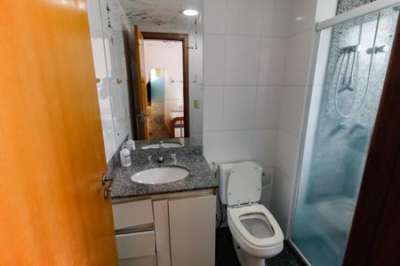Apartamento à venda com 256m², 4 quartos e 4 vagasBanheiro da Suíte 1