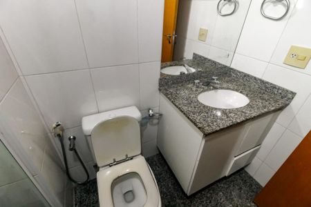 Apartamento à venda com 256m², 4 quartos e 4 vagasBanheiro da Suíte 2
