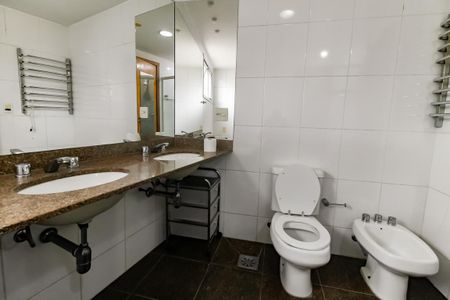 Apartamento à venda com 256m², 4 quartos e 4 vagasBanheiro da Suíte 3