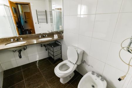 Apartamento à venda com 256m², 4 quartos e 4 vagasBanheiro da Suíte 3