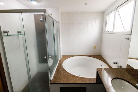 Apartamento à venda com 256m², 4 quartos e 4 vagasBanheiro da Suíte 3