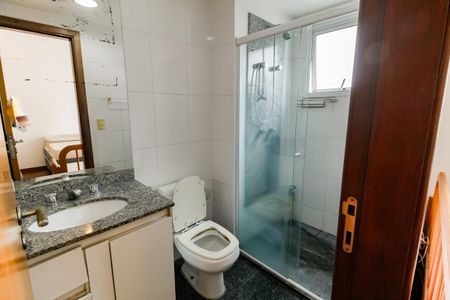 Apartamento à venda com 256m², 4 quartos e 4 vagasBanheiro da Suíte 1
