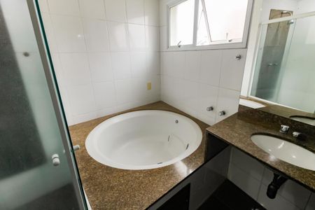 Apartamento à venda com 256m², 4 quartos e 4 vagasBanheiro da Suíte 3 - Banheira
