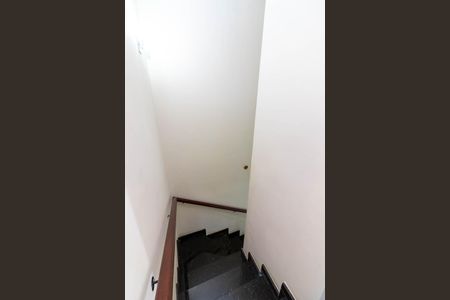 Casa de condomínio à venda com 72m², 2 quartos e 2 vagasEscada