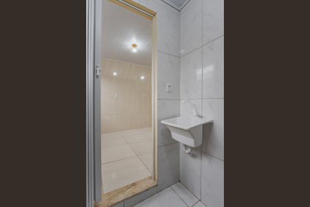 Banheiro de kitnet/studio para alugar com 1 quarto, 29m² em Mário Quintana, Porto Alegre