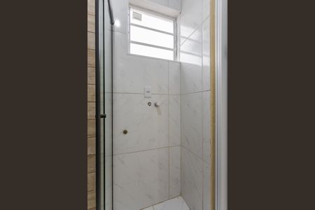 Banheiro de kitnet/studio para alugar com 1 quarto, 29m² em Mário Quintana, Porto Alegre