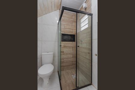 Banheiro de kitnet/studio para alugar com 1 quarto, 29m² em Mário Quintana, Porto Alegre