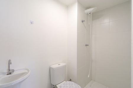 Banheiro de apartamento para alugar com 1 quarto, 27m² em Parque Industrial Tomas Edson, São Paulo