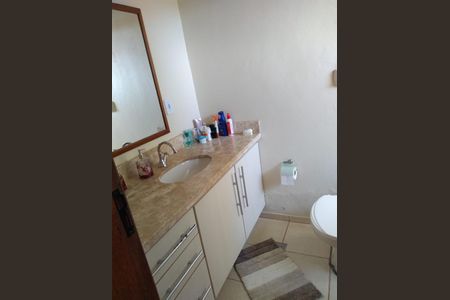 Casa de condomínio para alugar com 263m², 4 quartos e 2 vagas Casa de condomínio para alugar com 263m², 4 quartos e 2 vagasBanheiro