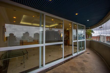 Apartamento à venda com 296m², 4 quartos e 4 vagas Apartamento à venda com 296m², 4 quartos e 4 vagasVaranda da sala