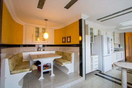 Apartamento à venda com 296m², 4 quartos e 4 vagas Apartamento à venda com 296m², 4 quartos e 4 vagasCozinha