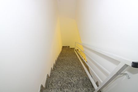 Casa de condomínio para alugar com 80m², 2 quartos e 1 vagaescada de acesso ao piso inferior