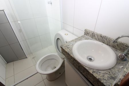 Banheiro da Suíte 1 de casa de condomínio para alugar com 2 quartos, 80m² em Vila Ré, São Paulo