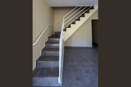 Casa para alugar com 75m², 2 quartos e 1 vaga Casa para alugar com 75m², 2 quartos e 1 vagaEscada