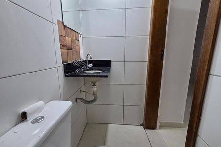Lavabo de casa de condomínio para alugar com 2 quartos, 56m² em Vila Caiçara, Praia Grande