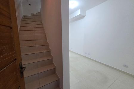 Sala de casa de condomínio para alugar com 2 quartos, 56m² em Vila Caiçara, Praia Grande