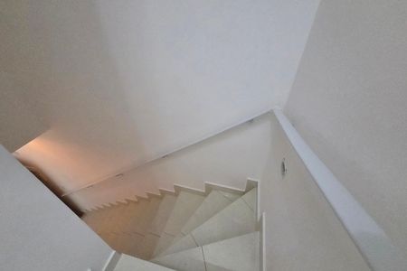 Casa de condomínio para alugar com 56m², 2 quartos e 1 vaga Casa de condomínio para alugar com 56m², 2 quartos e 1 vagaEscada