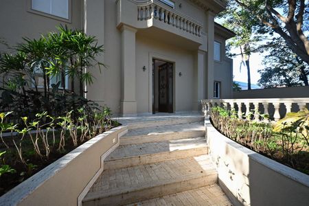 Casa para alugar com 839m², 4 quartos e 8 vagasEntrada