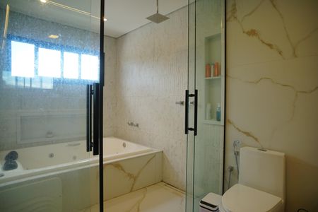 Casa de condomínio para alugar com 221m², 4 quartos e 2 vagasBanheiro da Suíte 4