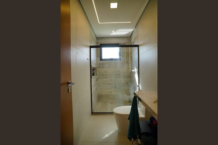Casa de condomínio para alugar com 221m², 4 quartos e 2 vagasBanheiro da Suíte 2