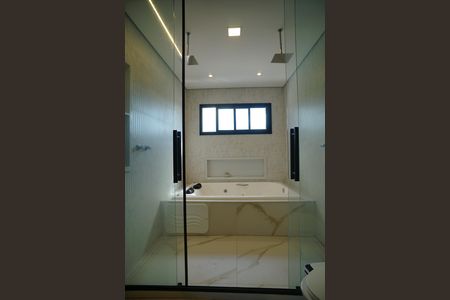 Casa de condomínio para alugar com 221m², 4 quartos e 2 vagasBanheiro da Suíte 4