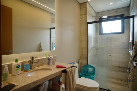Casa de condomínio para alugar com 221m², 4 quartos e 2 vagasBanheiro da Suíte 3