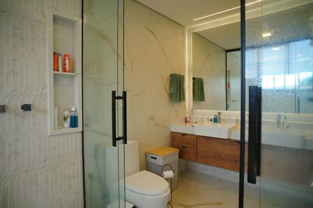 Casa de condomínio para alugar com 221m², 4 quartos e 2 vagasBanheiro da Suíte 4