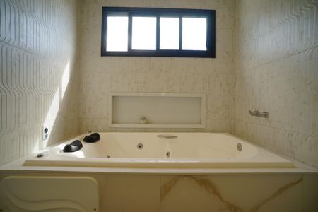 Casa de condomínio para alugar com 221m², 4 quartos e 2 vagasBanheiro da Suíte 4