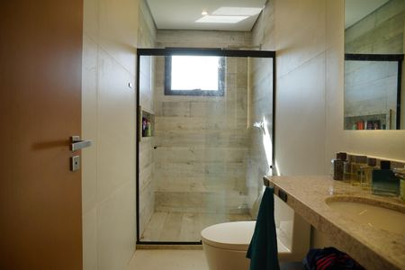 Casa de condomínio para alugar com 221m², 4 quartos e 2 vagasBanheiro da Suíte 2