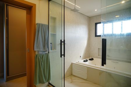 Casa de condomínio para alugar com 221m², 4 quartos e 2 vagasBanheiro da Suíte 4