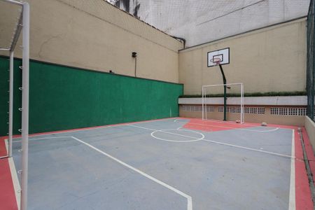 Apartamento à venda com 129m², 3 quartos e 2 vagas Apartamento à venda com 129m², 3 quartos e 2 vagasÁrea comum - Quadra esportiva