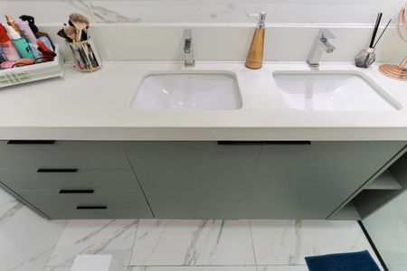 Apartamento à venda com 129m², 3 quartos e 2 vagas Apartamento à venda com 129m², 3 quartos e 2 vagasBanheiro da suíte 1