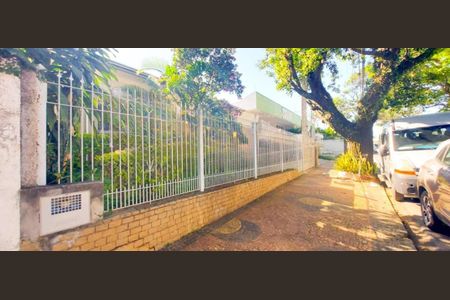 Casa à venda com 211m², 4 quartos e 5 vagasFoto 01