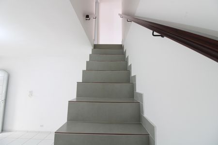 Casa à venda com 92m², 2 quartos e 1 vagaescada acesso 2º piso