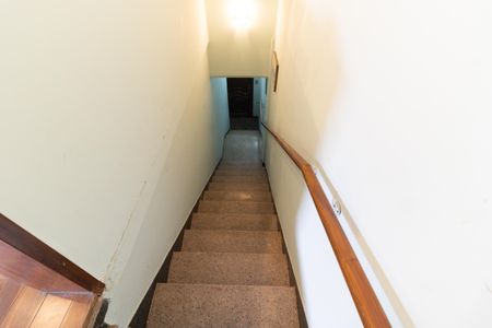 Casa à venda com 166m², 2 quartos e 2 vagasEscada