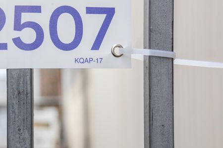 Casa à venda com 70m², 2 quartos e 2 vagas Casa à venda com 70m², 2 quartos e 2 vagasFachada