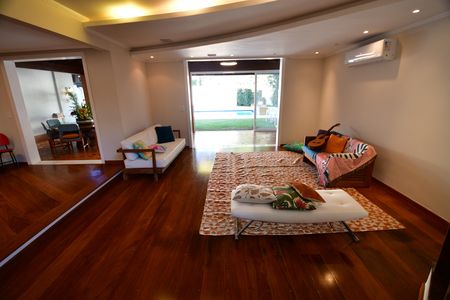 Casa de condomínio à venda com 480m², 4 quartos e 6 vagasSala