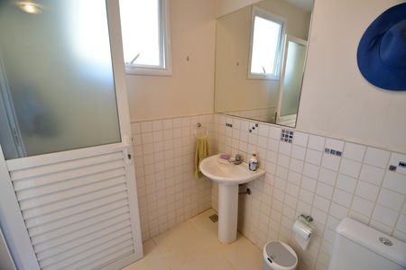 Casa de condomínio à venda com 480m², 4 quartos e 6 vagasBanheiro de serviço