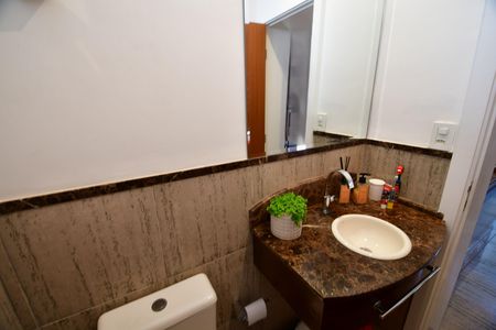Casa de condomínio à venda com 480m², 4 quartos e 6 vagasLavabo