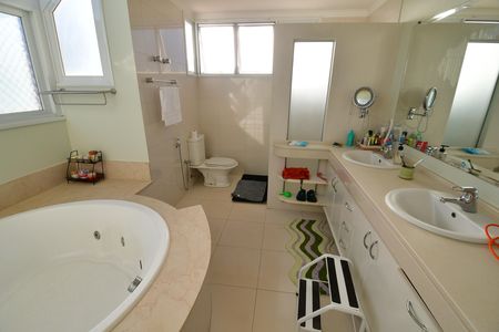 Casa de condomínio à venda com 480m², 4 quartos e 6 vagasBanheiro Suíte