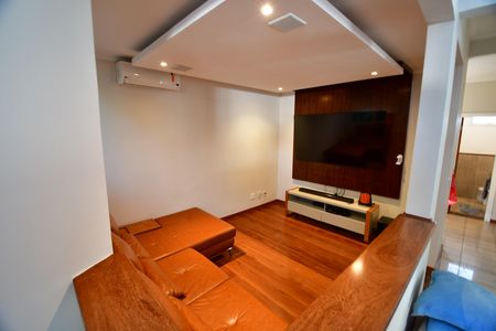 Casa de condomínio à venda com 480m², 4 quartos e 6 vagasSala de TV