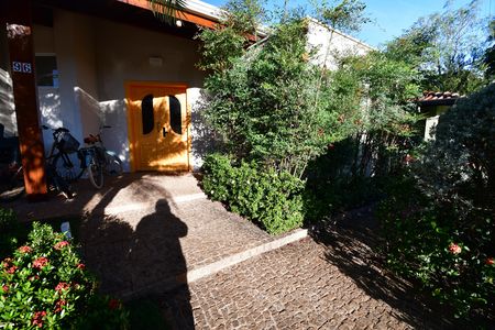 Casa de condomínio à venda com 480m², 4 quartos e 6 vagasEntrada