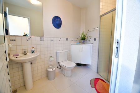 Casa de condomínio à venda com 480m², 4 quartos e 6 vagasBanheiro de serviço
