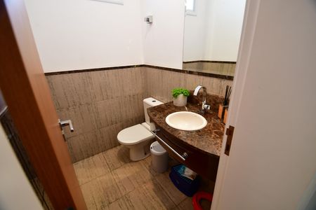 Casa de condomínio à venda com 480m², 4 quartos e 6 vagasLavabo