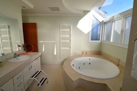 Casa de condomínio à venda com 480m², 4 quartos e 6 vagasBanheiro Suíte