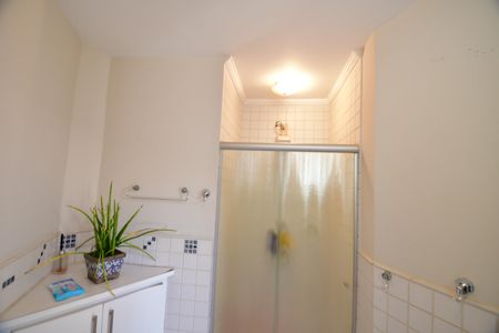 Casa de condomínio à venda com 480m², 4 quartos e 6 vagasBanheiro de serviço