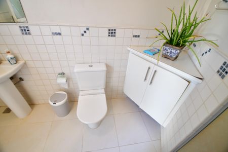 Casa de condomínio à venda com 480m², 4 quartos e 6 vagasBanheiro de serviço