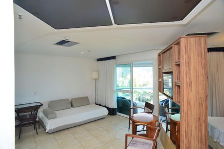 Sala de apartamento para alugar com 1 quarto, 58m² em Barra da Tijuca, Rio de Janeiro